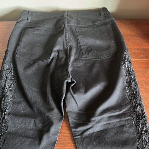 Size 6 Highwaist Jeans Embroidered Sides - Picture 5 of 9